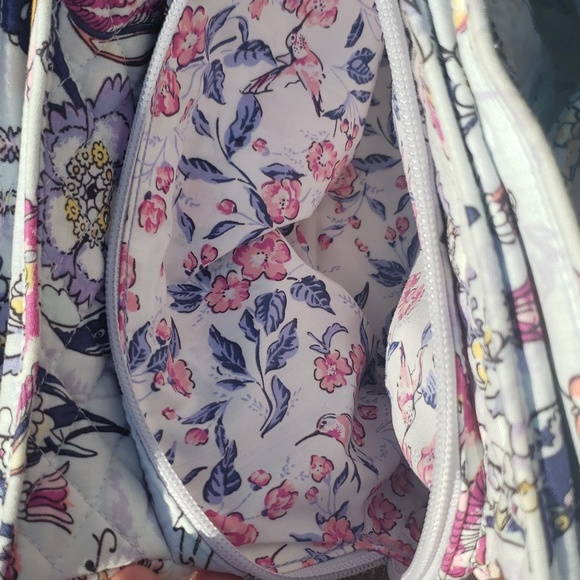 Super roomy and feminine Vera Bradley purse - Picture 6 of 8